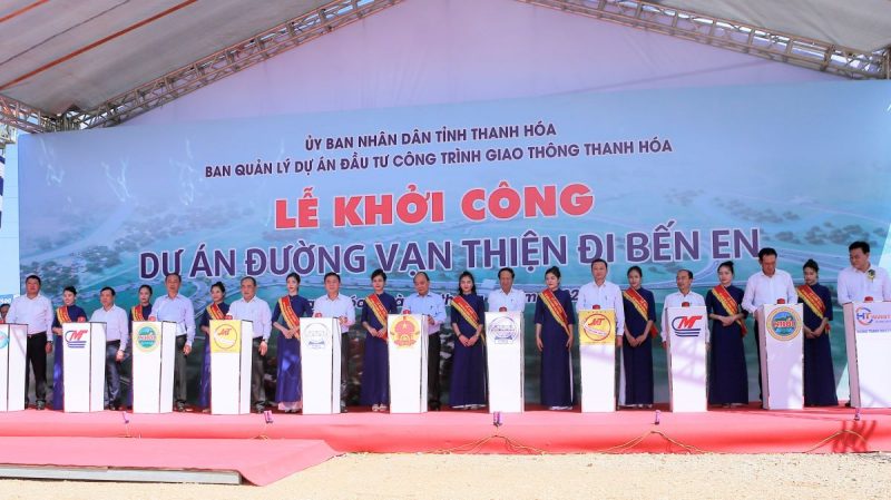 Chủ tịch Nước Nguyễn Xuân Phúc và các đồng chí lãnh đạo Trung ương, lãnh đạo tỉnh, các đại biểu ấn nút khởi công xây dựng dự án đường Vạn Thiện đi Bến En.