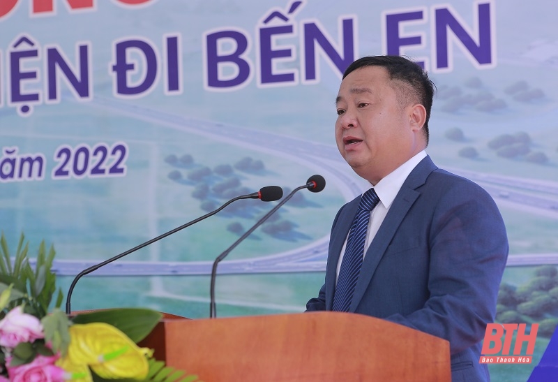 Đồng chí Phạm Quốc Thành, Giám Đốc Ban Quản lý dự án đầu tư công trình giao thông Thanh Hóa báo cáo dự án tại lễ khởi công.