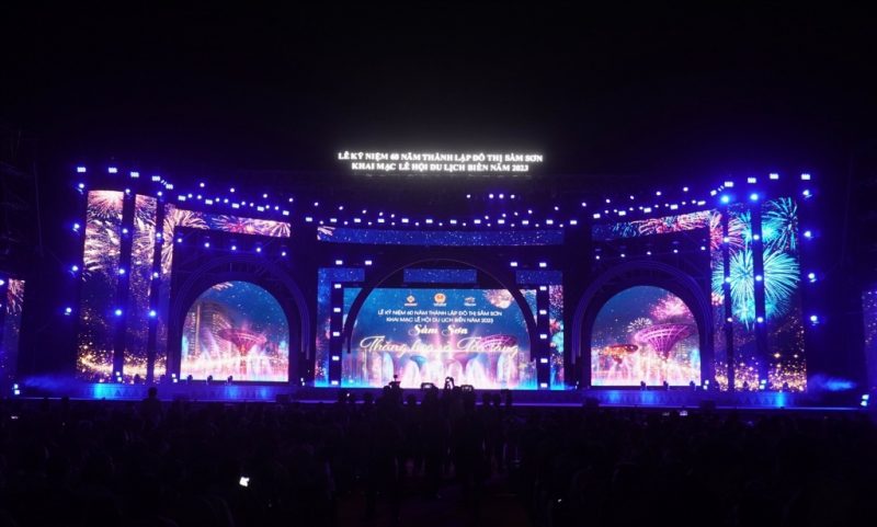 Sân khấu được dàn dựng công phu lấy cảm hứng từ Thành nhà Hồ - Di sản văn hóa thế giới của Thanh Hóa đã được UNESCO công nhận.