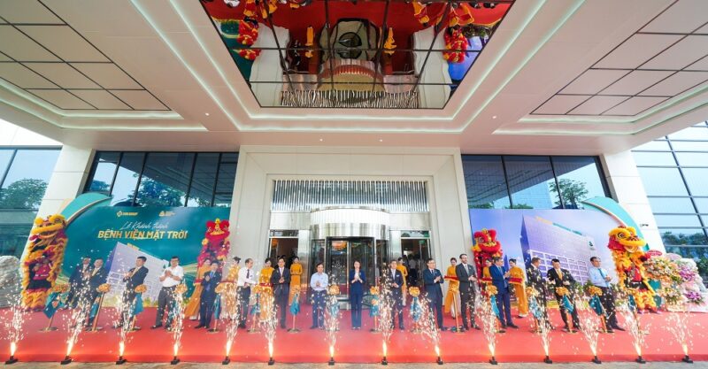 Các đại biểu cắt băng khánh thành Bệnh viện Mặt Trời